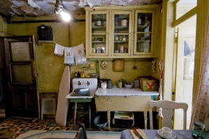 Kitchen of the re-created Baldizzi apartment at the LES Tenement Museum. Source: https://www.tenement.org/media.php 